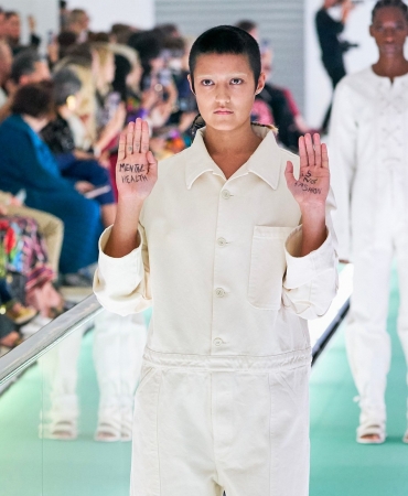 Опять обвинения: На показе Gucci SS2020 модель Айеша Тан Джонс устроила несанкционированную акцию протеста