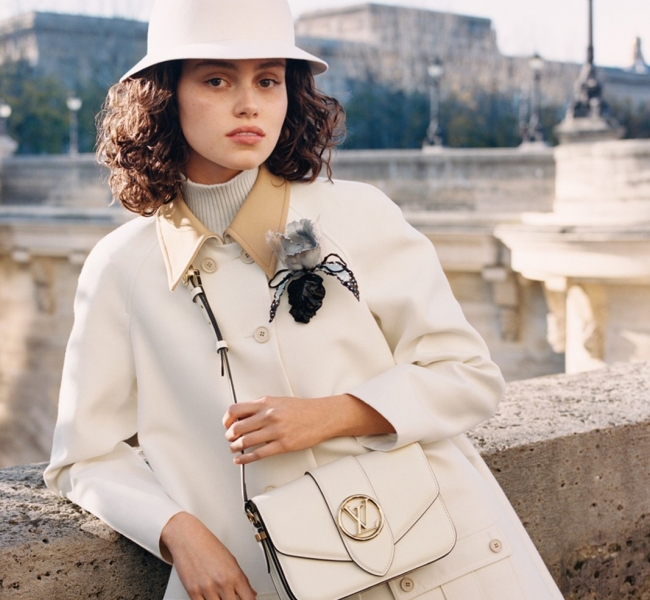 Посвящено старейшему мосту Парижа: Louis Vuitton представляют новую модель сумки с архивным лого