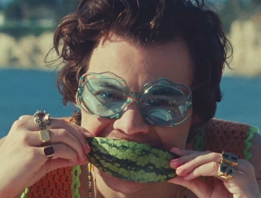 Тем временем Гарри Стайлс кормит арбузом красоток на пляже в новом клипе Watermelon Sugar