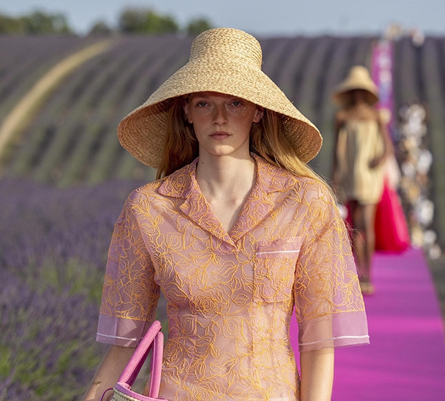 Лавандовое поле и кристаллы Swarovski: Jacquemus отпраздновали десятилетие бренда показом в Провансе