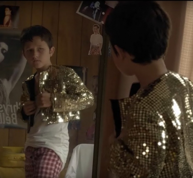 Мальчишка на каблуках и в губной помаде в клипе на трек Дэвида Линча и Кристы Белл