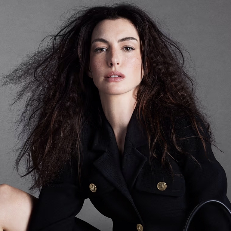 Anne Hathaway та Cillian Murphy очолюють кампанію VERSACE Icons