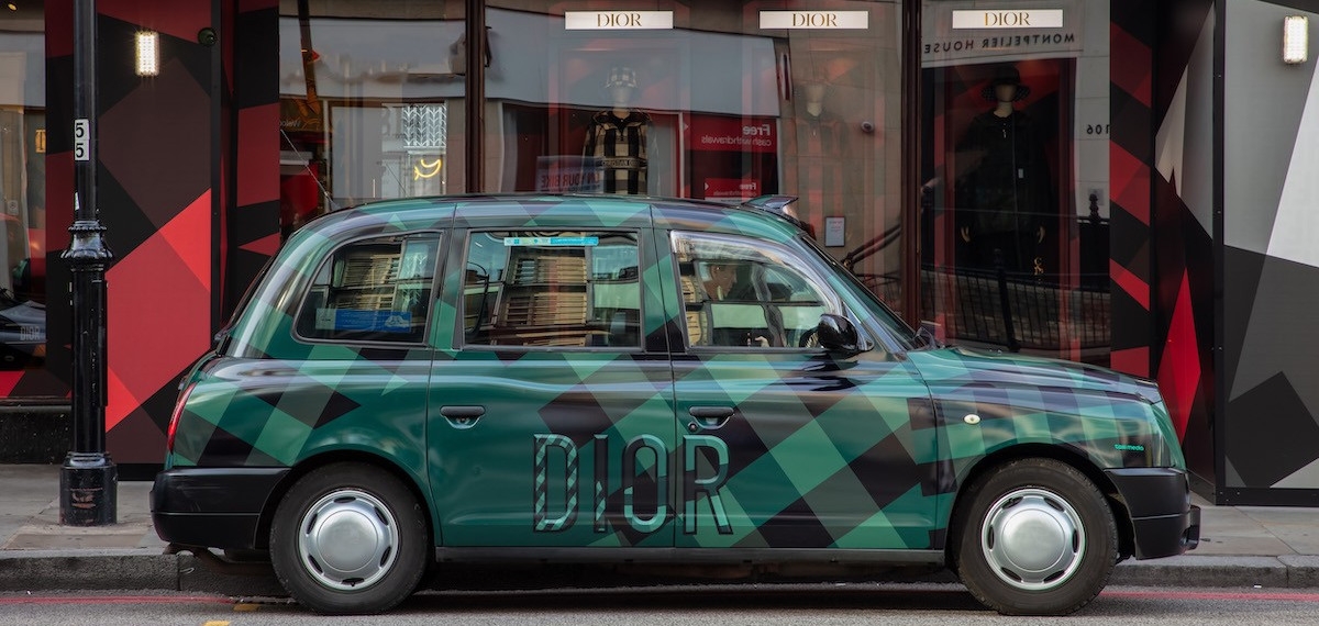 Dior «одевает» лондонские такси в честь открытия Pop-Up пространства