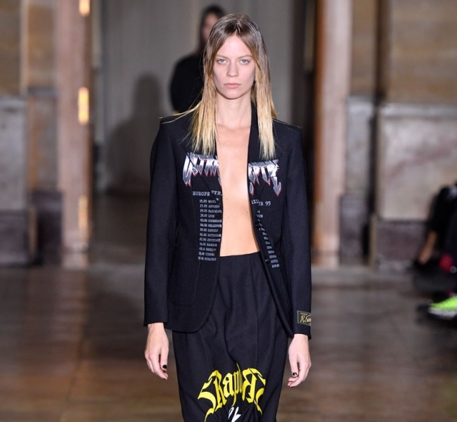Коллекция Raf Simons SS22 переосмысливает гендерные силуэты