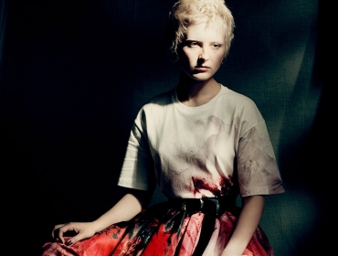 Платье бунтраки в новой коллекции Alexander McQueen FW21