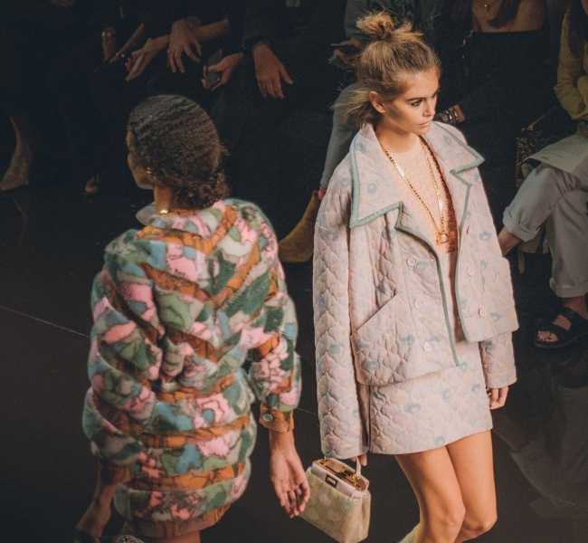 Без Лагерфельда, но со вкусом: Коллекция Fendi SS20 напоминает о психоделических 70-х