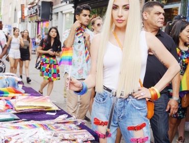 Леди Гага вышла на улицы Нью-Йорка в поддержку ЛГБТ-сообщества