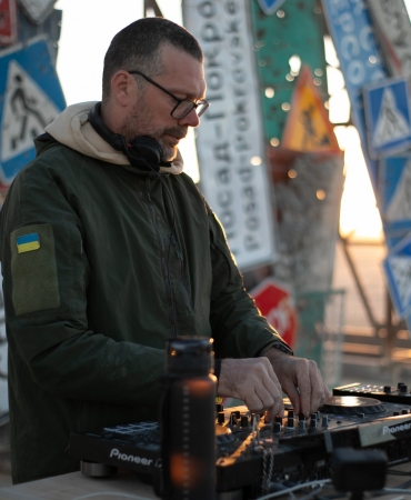 Burning Man 2024: виступ DJ Tapolsky завершився сиреною з України, що приголомшила гостей