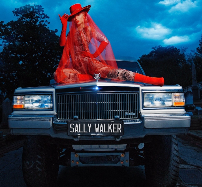 Похороны, твёрк и дерзкий женский рэп в новом клипе Iggy Azalea