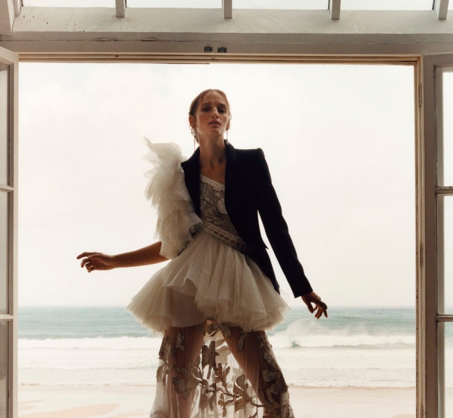 У самого синего моря: Романтичный кампейн Alexander McQueen SS20 в сказочном пляжном домике