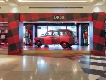 Dior «одевает» лондонские такси в честь открытия Pop-Up пространства