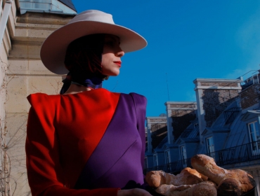 Одежда Navro, звездные шляпы Gladys Tamez и солистка кабаре LIDO в объективе фотографа VOGUE Italia