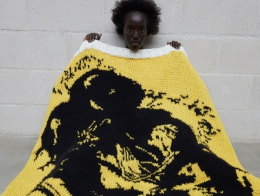 JW Anderson представляет стильные одеяла, созданные вручную известными художницами