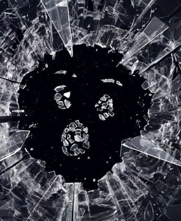 Создатель «Черного зеркала» работает над фильмом о «2020-ом» с Хью Грантом в главной роли