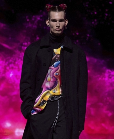 Ким Джонс создает красочную магию с художником Кенни Шарфом для Dior Men Fall 2021