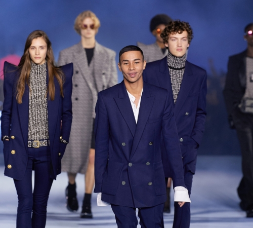 Гений моды Оливье Рустен представил коллекцию Balmain RTW Spring 2021. В первом ряду — экраны со знаменитостями