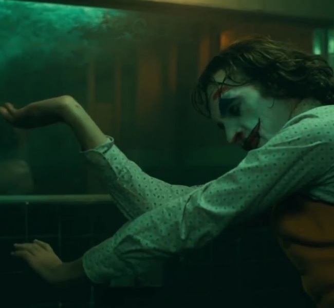 Очень глубоко: Режиссер Тодд Филлипс объясняет жуткий танец Хоакина Феникса в одной из ключевых сцен «Джокера»