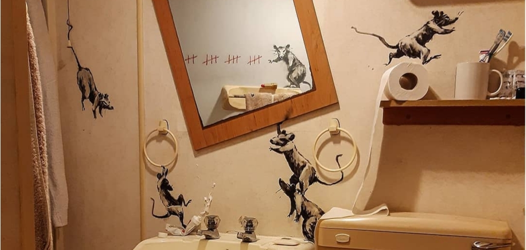 Анонимный уличный художник Бэнкси создал произведения искусства прямо у себя в ванной. И этим разозлил жену
