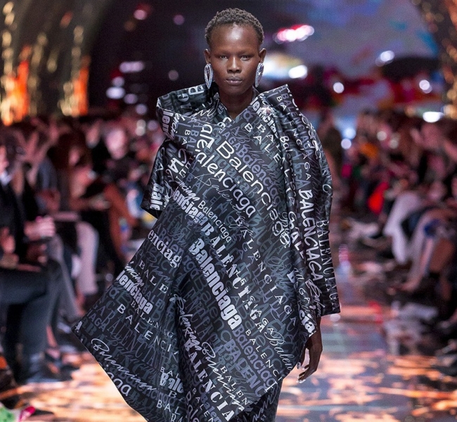 Огромные плечи и кожа в новой коллекции Balenciaga SS19