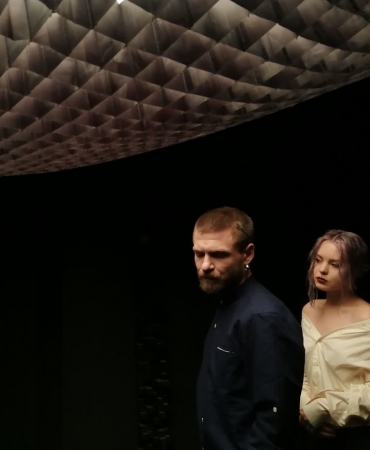 Моноспектакль и лестница: YUKO выпустили новый клип на песню «SORRY»