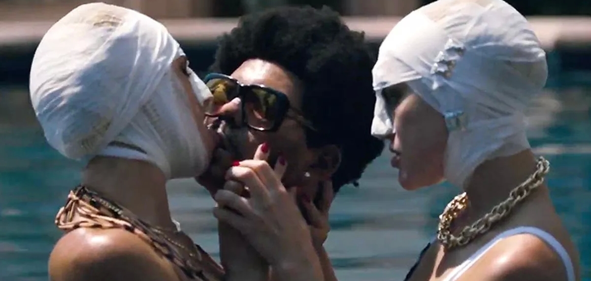 Жертвы пластики и отрубленная голова: The Weeknd выпустил клип-хоррор «Too Late»