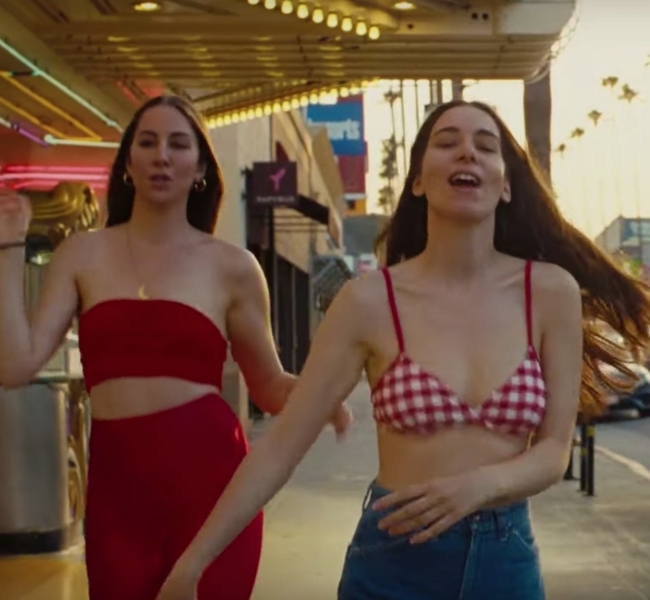 «Летние девушки» сбрасывают одежду под джазовые мотивы в песне «Summer Girl» группы HAIM. И это очень красиво