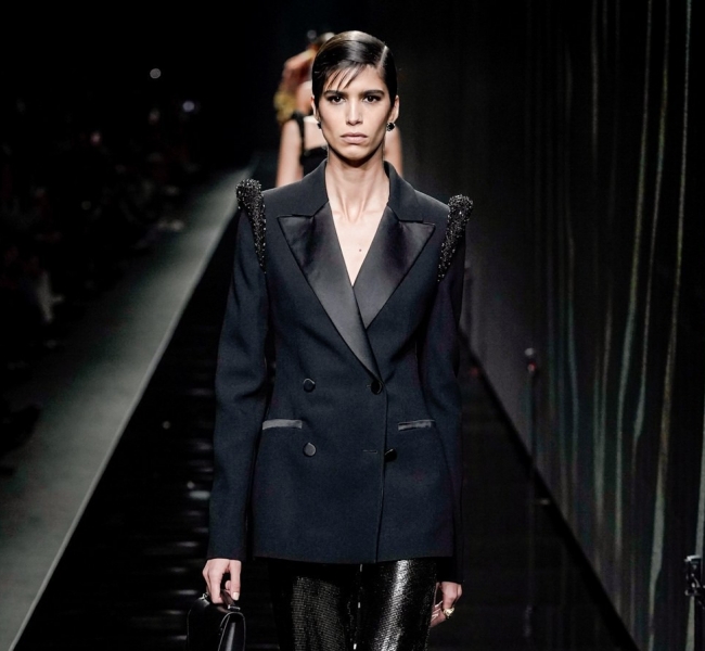 Back to Black: Versace удивили всех и представили роскошную чёрную коллекцию