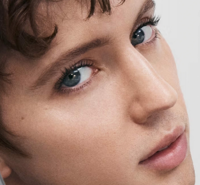 Troye Sivan представляє нову туш «Eyephoria Rockstar» від Rabanne