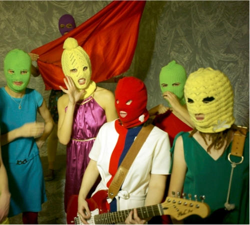На злобу дня: Pussy Riot выпустили клип о полицейском насилии и предложили свои реформы