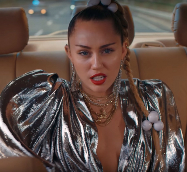 Майли Сайрус представила самое крутое на сегодня видео «Nothing Breaks Like a Heart».