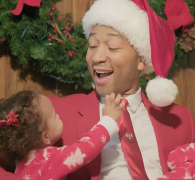 А Merry Little Christmas в исполнении Джона Ледженда в новом уютном видео