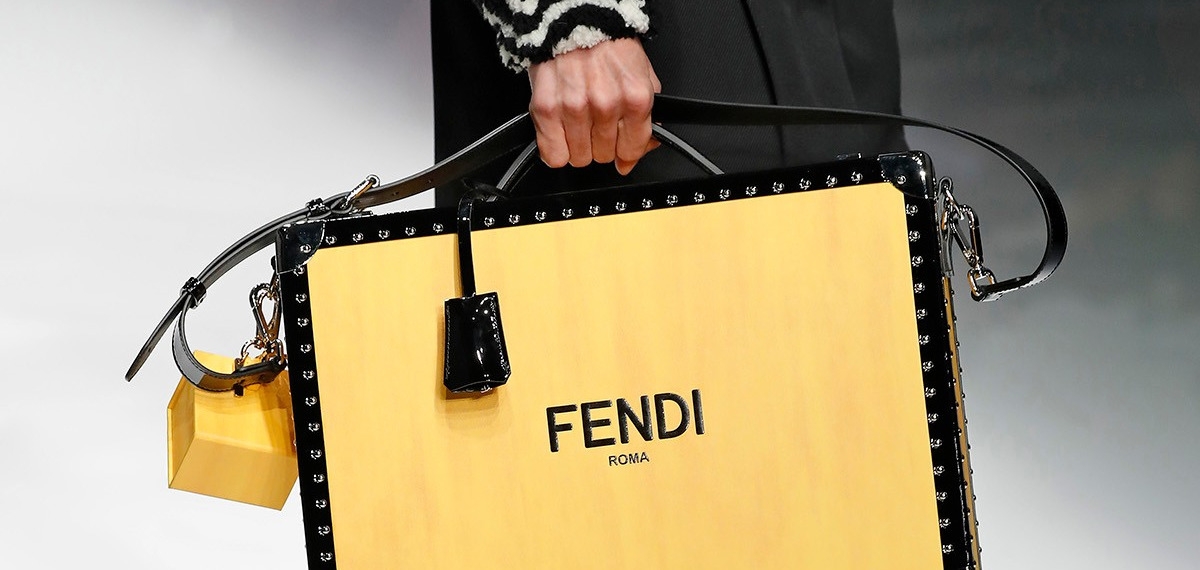 Гигантские, миниатюрные, странные: Оцените выдающуюся коллекцию сумок Fendi FW20