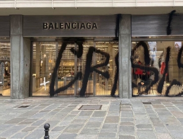 Арт-вандал Kidult испортил флагманский бутик Balenciaga: Вот, что он сделал и почему