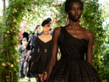 Богини ночи и истинно красивая мода: Мария Грация Кьюри представил роскошную кутюрную коллекцию Christian Dior