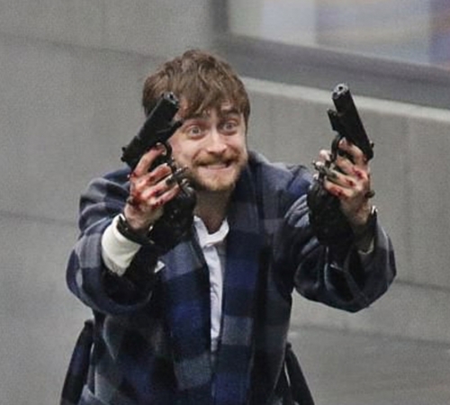 Авада Кедавра геймера: Даниэл Рэдклифф с приклеенными к рукам пистолетами вынужден убивать в трейлере Guns Akimbo