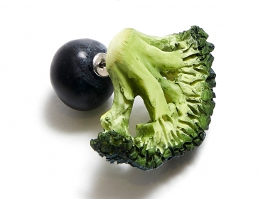 Серьги из брокколи, ожерелья из спаржи: Maison Margiela выпустили «овощные» украшения