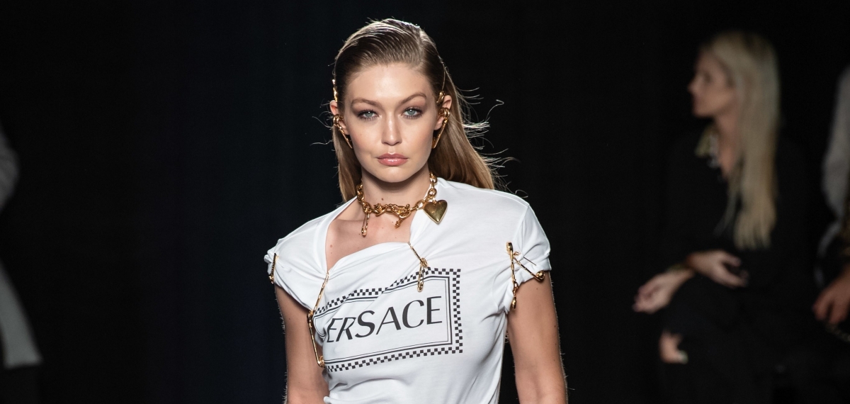 Донателла Версаче вернулась к истокам в показе Versace Pre-Fall 2019