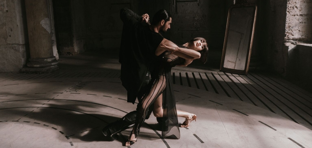 Наряд от Frolov и режиссура Таню Муиньо: Артистка MONATIK Corporation Lida Lee танцует в клипе “Пойми”