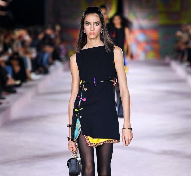 Великолепная Дуа Липа дебютировала на показе VERSACE SS22