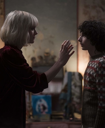 Что может быть страшнее детей?: Финн Вулфхард издевается над няней в новом классическом хорроре «Поворот»