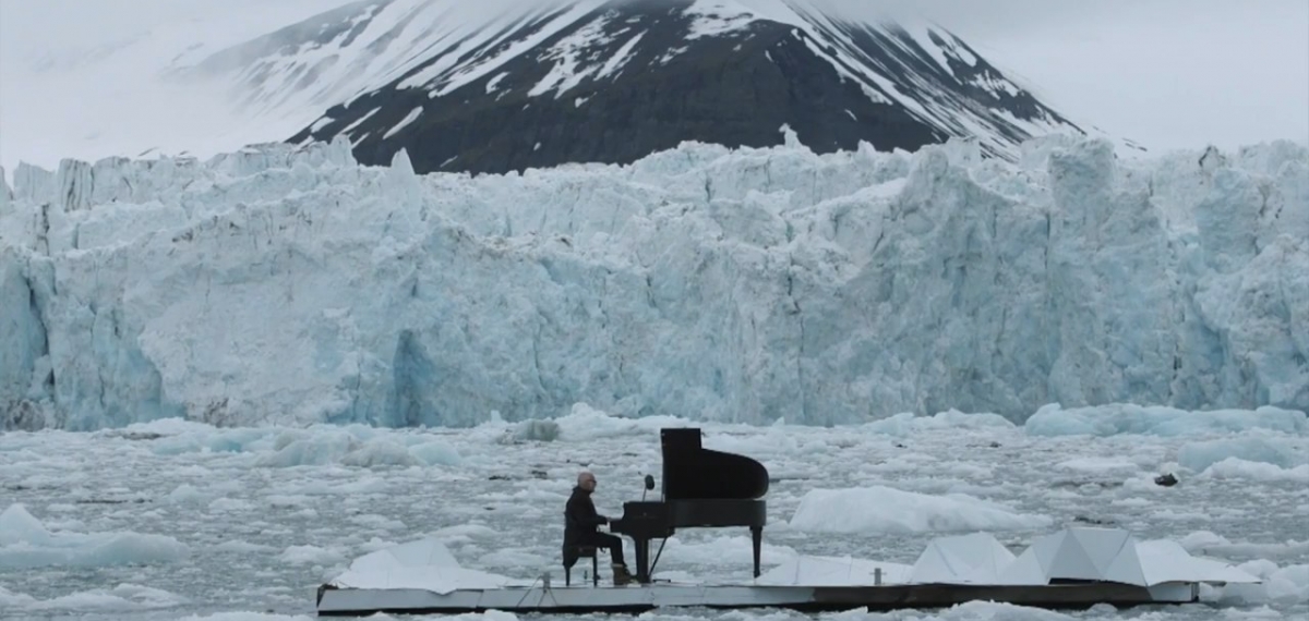 Пианист выступил на льдине в Северном Ледовитом океане (видео)