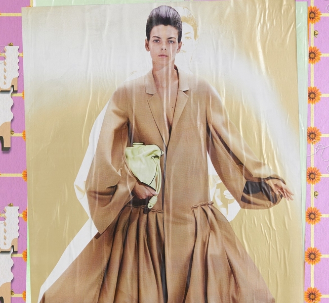 Loewe вместо показа разослали инфлюенсерам огромные плакаты. Выглядит очень круто
