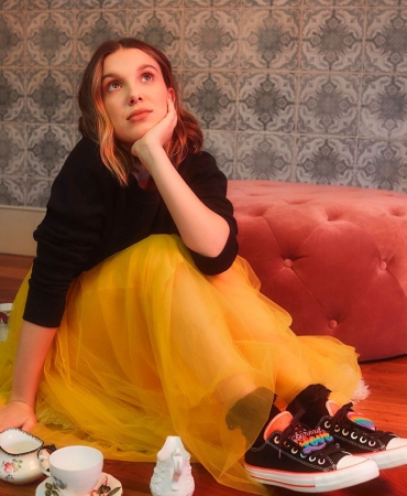 Кеды, которые сделают вас счастливее: Милли Бобби Браун и Converse представляют яркую и сладкую коллаборацию