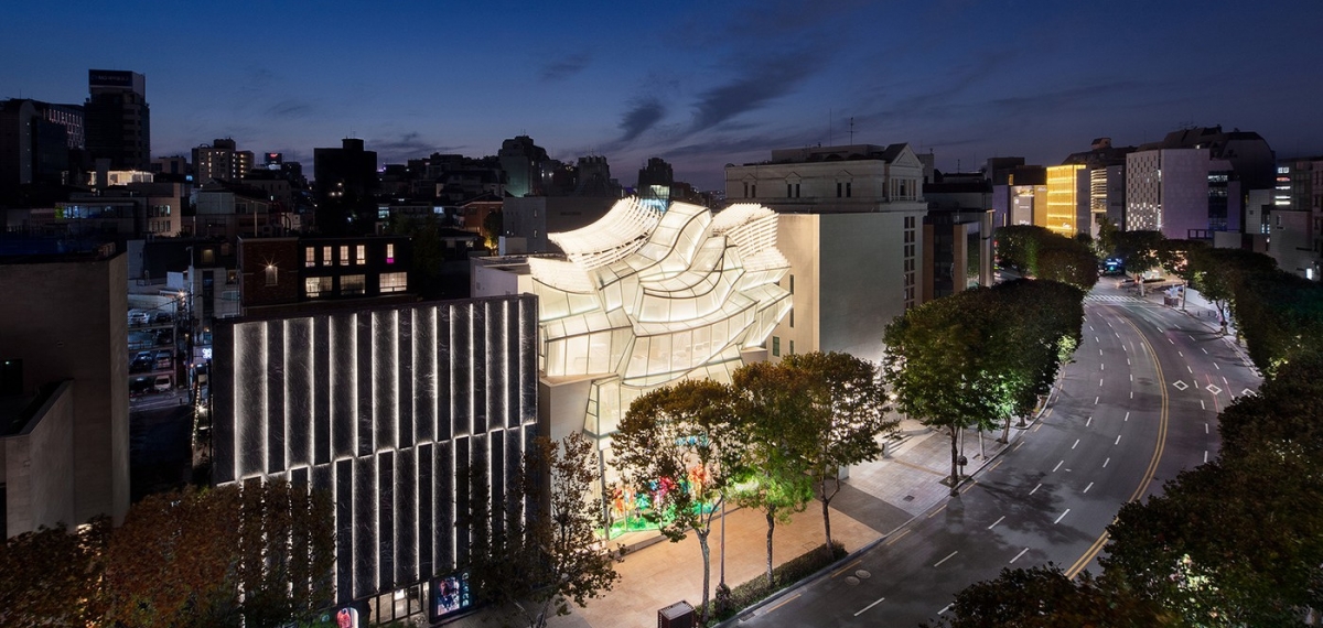 Стекло и форма: Louis Vuitton празднует открытие своего нового концептуального бутика в Сеуле