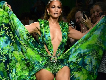 Versace и Fashion Nova урегулировали судебный процесс из-за знаменитого платья J.Lo