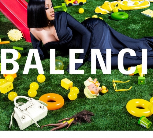 Красуется рядом с Лувром: Cardi B возглавляет последнюю кампанию Balenciaga