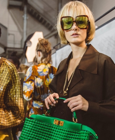 Летний мех и обновленная культовая сумка Peekaboo в новой коллекции Fendi