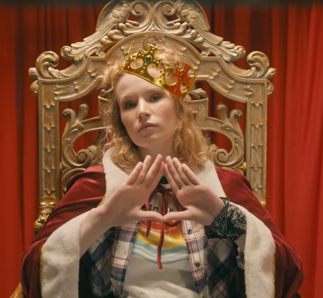 Ирония 80-ого уровня: Монеточка сгорает в собственном «звездном блеске» в клипе «Нет монет»