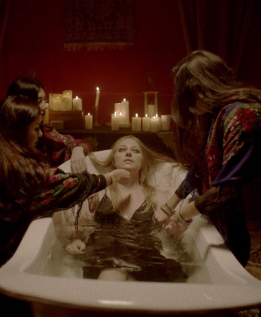 Цыгане, черная вуаль и загадочные ритуалы — в клипе Таню Муиньо для Braii