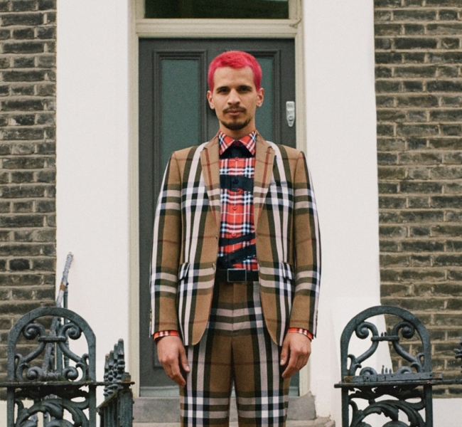 Burberry представили очень красивую коллекцию. Фото для лукбука делали возле реальных домов моделей